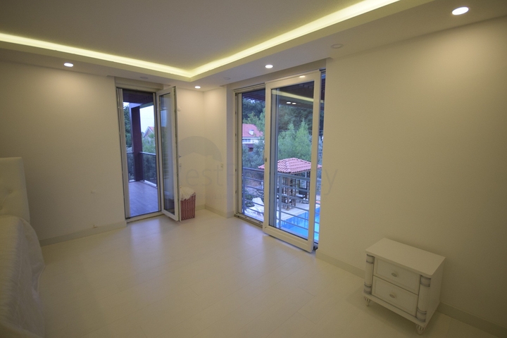 Отдельностоящая вилла 5+1 с бассейном в Ешилбахире  Анталья