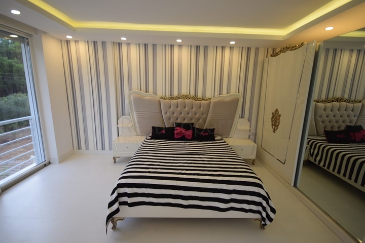 Отдельностоящая вилла 5+1 с бассейном в Ешилбахире  Анталья