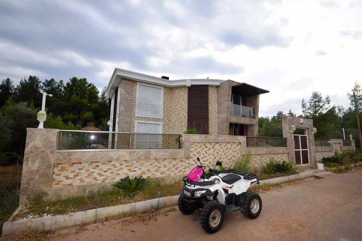 Отдельностоящая вилла 5+1 с бассейном в Ешилбахире  Анталья