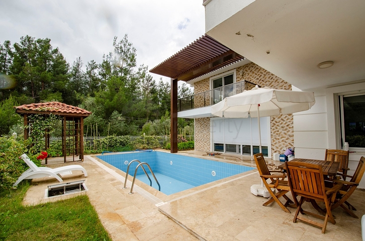 Отдельностоящая вилла 5+1 с бассейном в Ешилбахире  Анталья