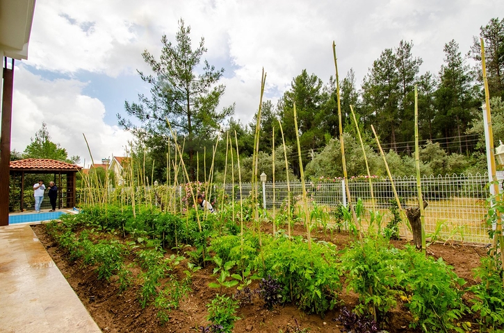 Отдельностоящая вилла 5+1 с бассейном в Ешилбахире  Анталья