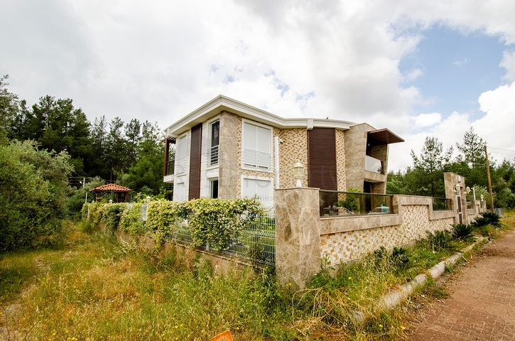 Отдельностоящая вилла 5+1 с бассейном в Ешилбахире  Анталья