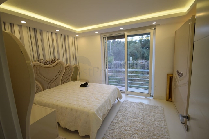 Отдельностоящая вилла 5+1 с бассейном в Ешилбахире  Анталья