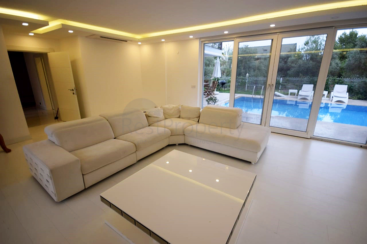 Отдельностоящая вилла 5+1 с бассейном в Ешилбахире  Анталья