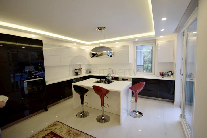 Отдельностоящая вилла 5+1 с бассейном в Ешилбахире  Анталья