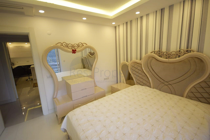 Отдельностоящая вилла 5+1 с бассейном в Ешилбахире  Анталья