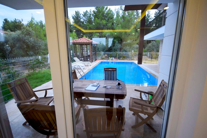 Отдельностоящая вилла 5+1 с бассейном в Ешилбахире  Анталья