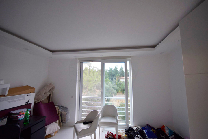 Отдельностоящая вилла 5+1 с бассейном в Ешилбахире  Анталья