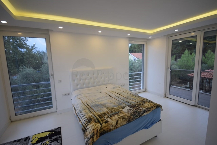 Отдельностоящая вилла 5+1 с бассейном в Ешилбахире  Анталья