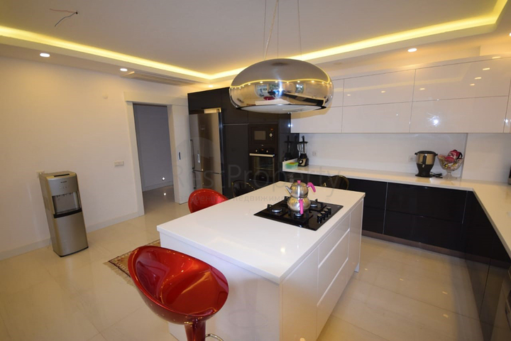 Отдельностоящая вилла 5+1 с бассейном в Ешилбахире  Анталья