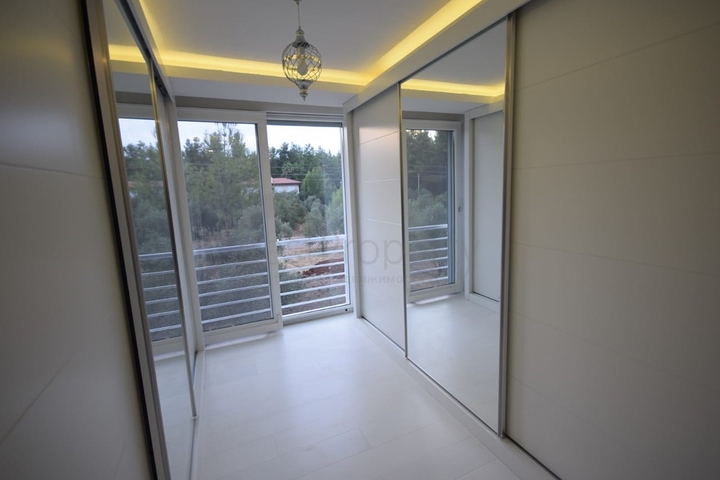 Отдельностоящая вилла 5+1 с бассейном в Ешилбахире  Анталья