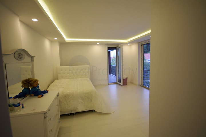 Отдельностоящая вилла 5+1 с бассейном в Ешилбахире  Анталья