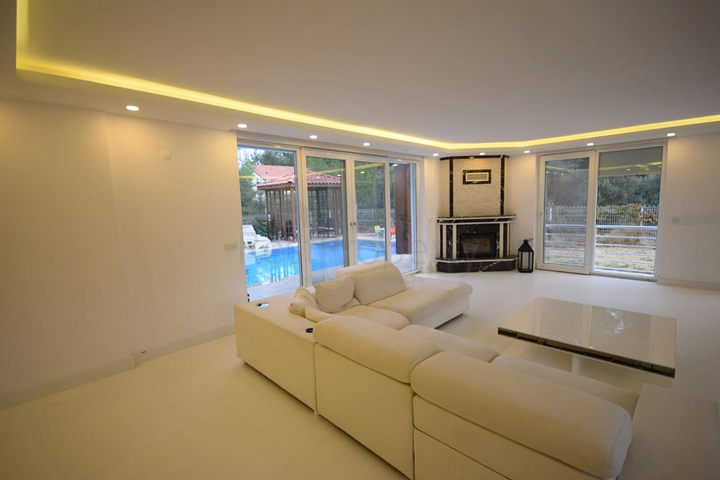 Отдельностоящая вилла 5+1 с бассейном в Ешилбахире  Анталья