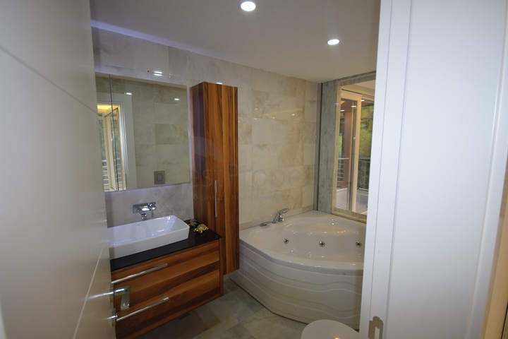 Отдельностоящая вилла 5+1 с бассейном в Ешилбахире  Анталья