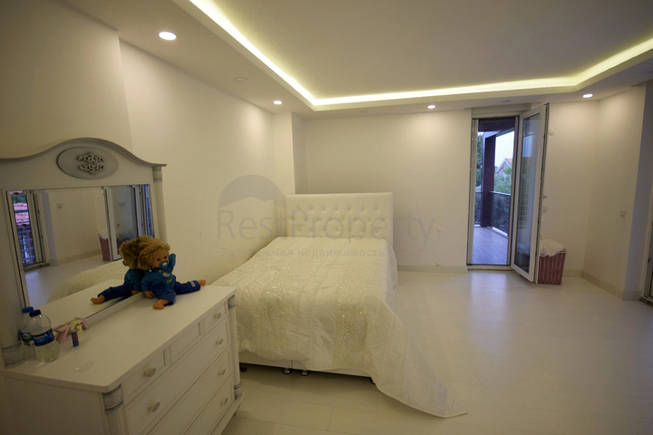 Отдельностоящая вилла 5+1 с бассейном в Ешилбахире  Анталья