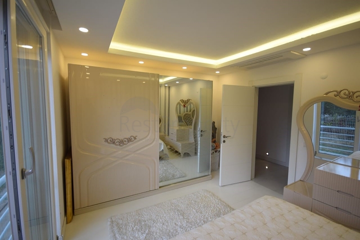 Отдельностоящая вилла 5+1 с бассейном в Ешилбахире  Анталья