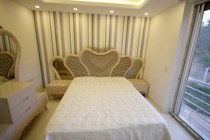 Отдельностоящая вилла 5+1 с бассейном в Ешилбахире  Анталья