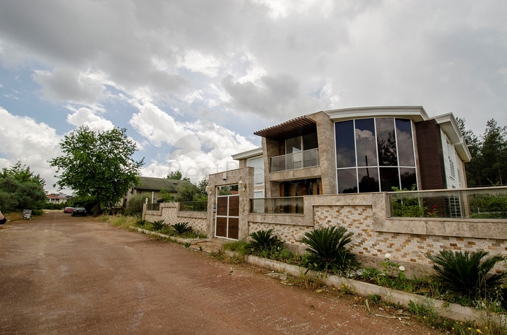 Отдельностоящая вилла 5+1 с бассейном в Ешилбахире  Анталья