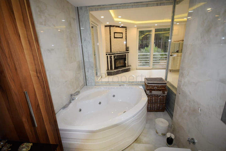 Отдельностоящая вилла 5+1 с бассейном в Ешилбахире  Анталья