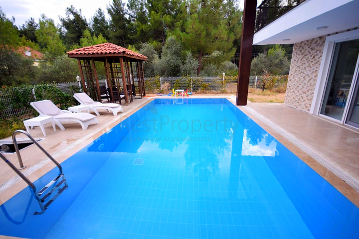 Отдельностоящая вилла 5+1 с бассейном в Ешилбахире  Анталья