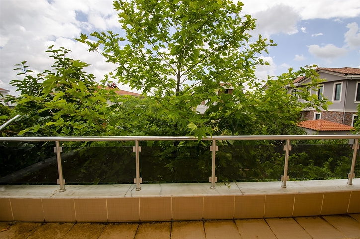 Частный дом в хвойном лесу в Дошемеальты Анталья