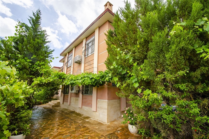 Частный дом в хвойном лесу в Дошемеальты Анталья