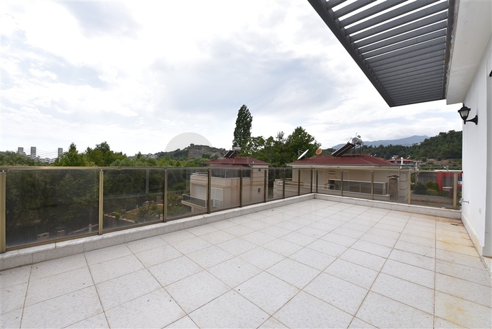 Двухкомнатная меблированная квартира на берегу горной реки