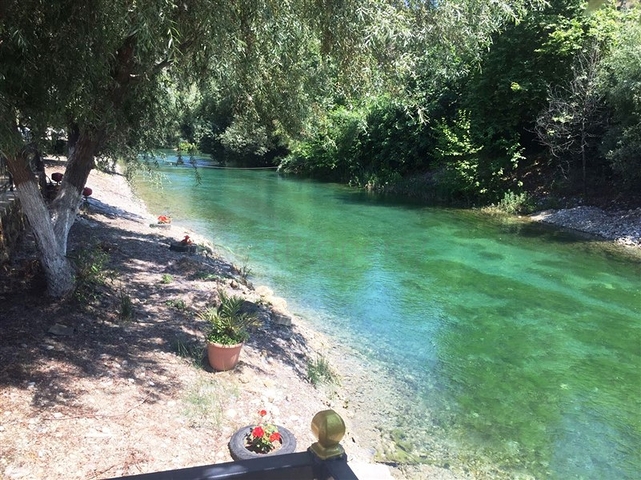 Двухкомнатная меблированная квартира на берегу горной реки