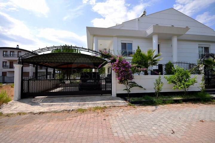 Роскошная вилла 4+1 в Дошемеальты Анталья