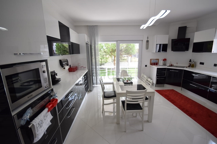 Роскошная вилла 4+1 в Дошемеальты Анталья