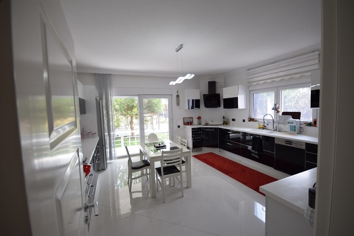 Роскошная вилла 4+1 в Дошемеальты Анталья