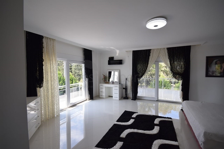 Роскошная вилла 4+1 в Дошемеальты Анталья