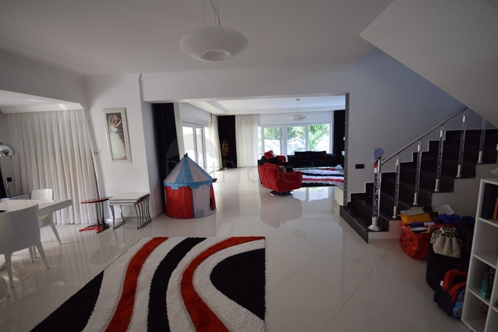 Роскошная вилла 4+1 в Дошемеальты Анталья