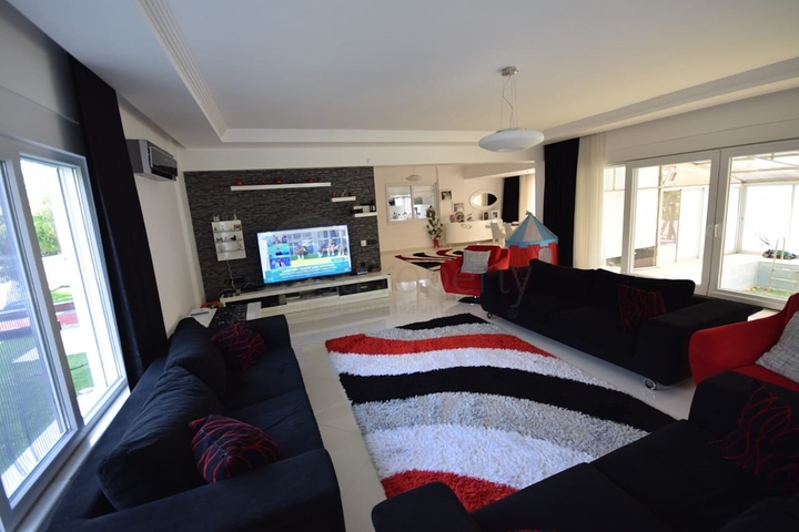 Роскошная вилла 4+1 в Дошемеальты Анталья