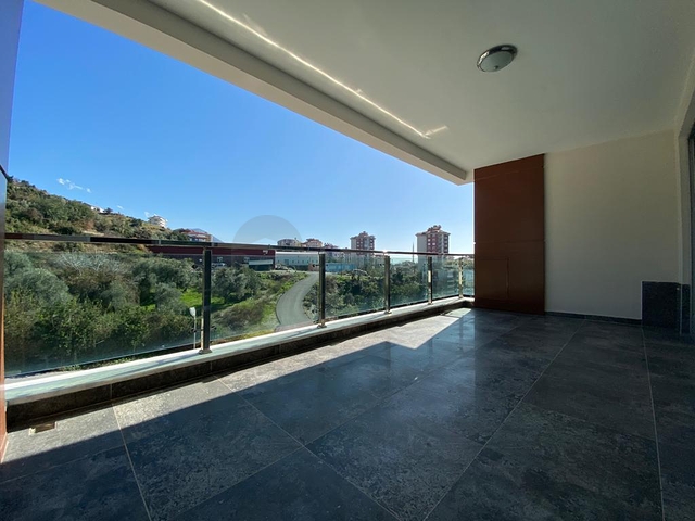 Трехкомнатная квартира в административном центре Алании. 