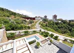 Трехкомнатная квартира в административном центре Алании. 