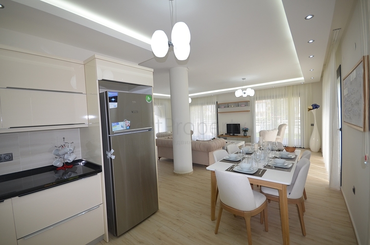 Трехэтажная вилла планировкой 4+1 в Фетхие