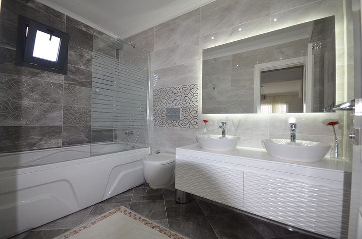 Трехэтажная вилла планировкой 4+1 в Фетхие