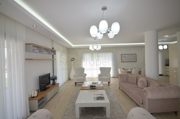 Трехэтажная вилла планировкой 4+1 в Фетхие