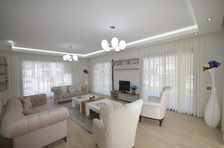 Трехэтажная вилла планировкой 4+1 в Фетхие