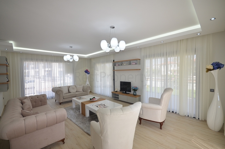 Трехэтажная вилла планировкой 4+1 в Фетхие