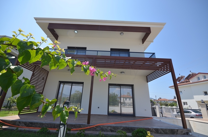 Трехэтажная вилла планировкой 4+1 в Фетхие