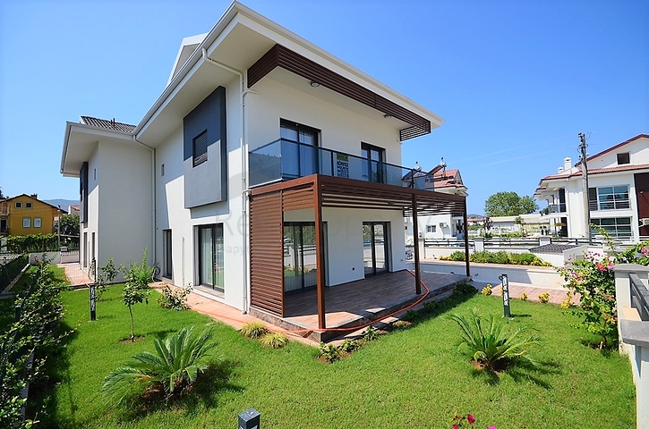 Трехэтажная вилла планировкой 4+1 в Фетхие