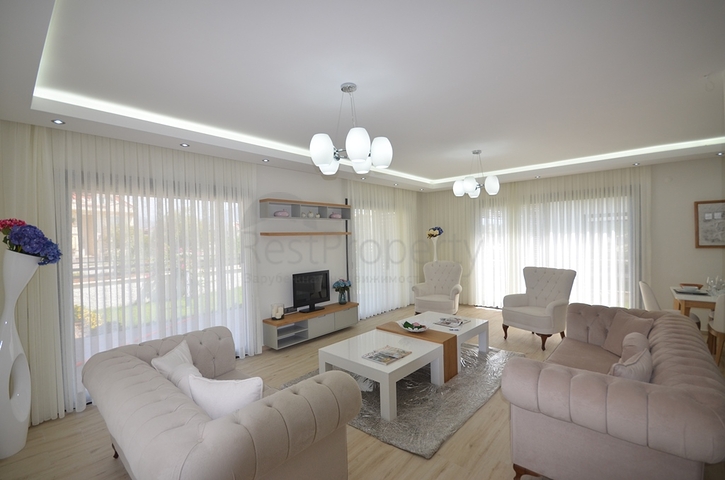 Трехэтажная вилла планировкой 4+1 в Фетхие