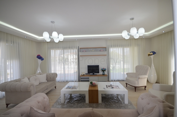 Трехэтажная вилла планировкой 4+1 в Фетхие