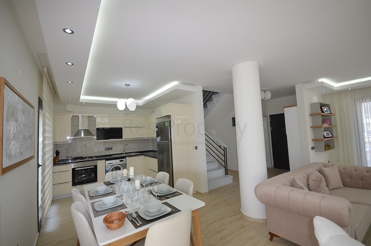 Трехэтажная вилла планировкой 4+1 в Фетхие