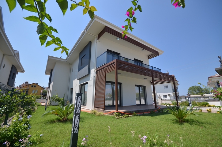 Трехэтажная вилла планировкой 4+1 в Фетхие