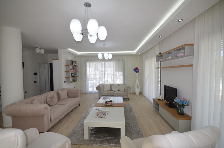 Трехэтажная вилла планировкой 4+1 в Фетхие