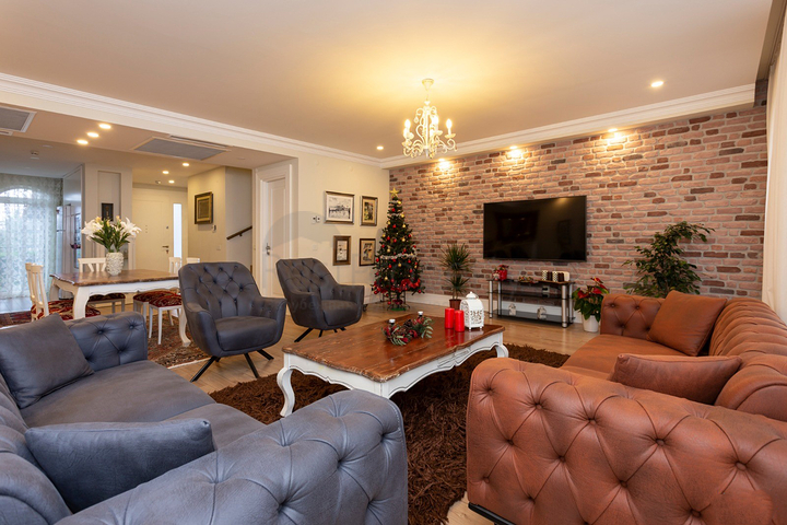 Вилла 3+1 в комплексе в районе Дошемеальты Анталья