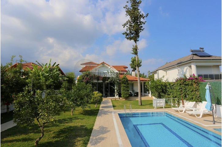 Вилла 3+1 с мебелью в самом центре города Кемера